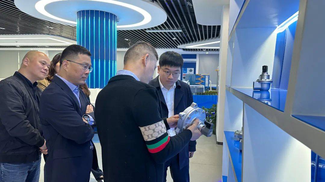 浙江省海寧市鹽官鎮(zhèn)黨委書記江超一行蒞臨我司考察交流插圖1