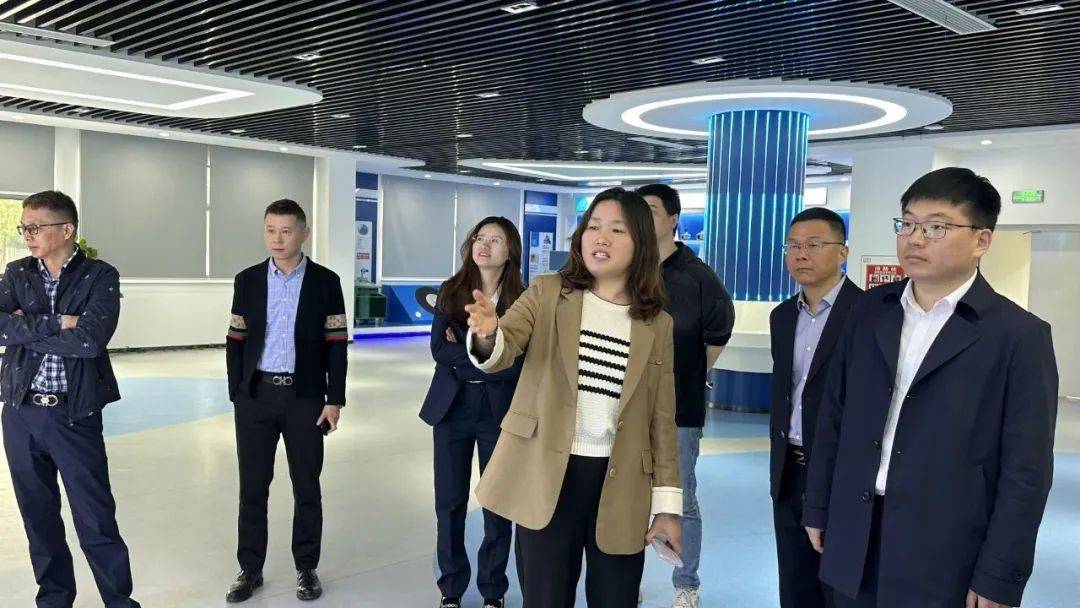 浙江省海寧市鹽官鎮(zhèn)黨委書記江超一行蒞臨我司考察交流插圖