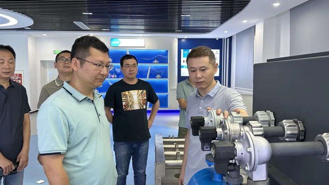 北京蘇州東風精沖工程有限公司總經理喻華平一行蒞臨我司參觀考察